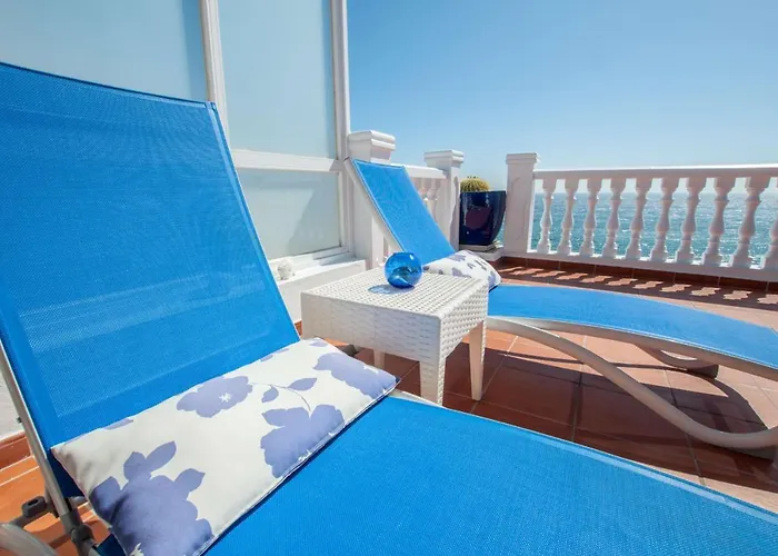 Seaview Coastal On Front Line With Amazing Sea Views And Large Terrace *